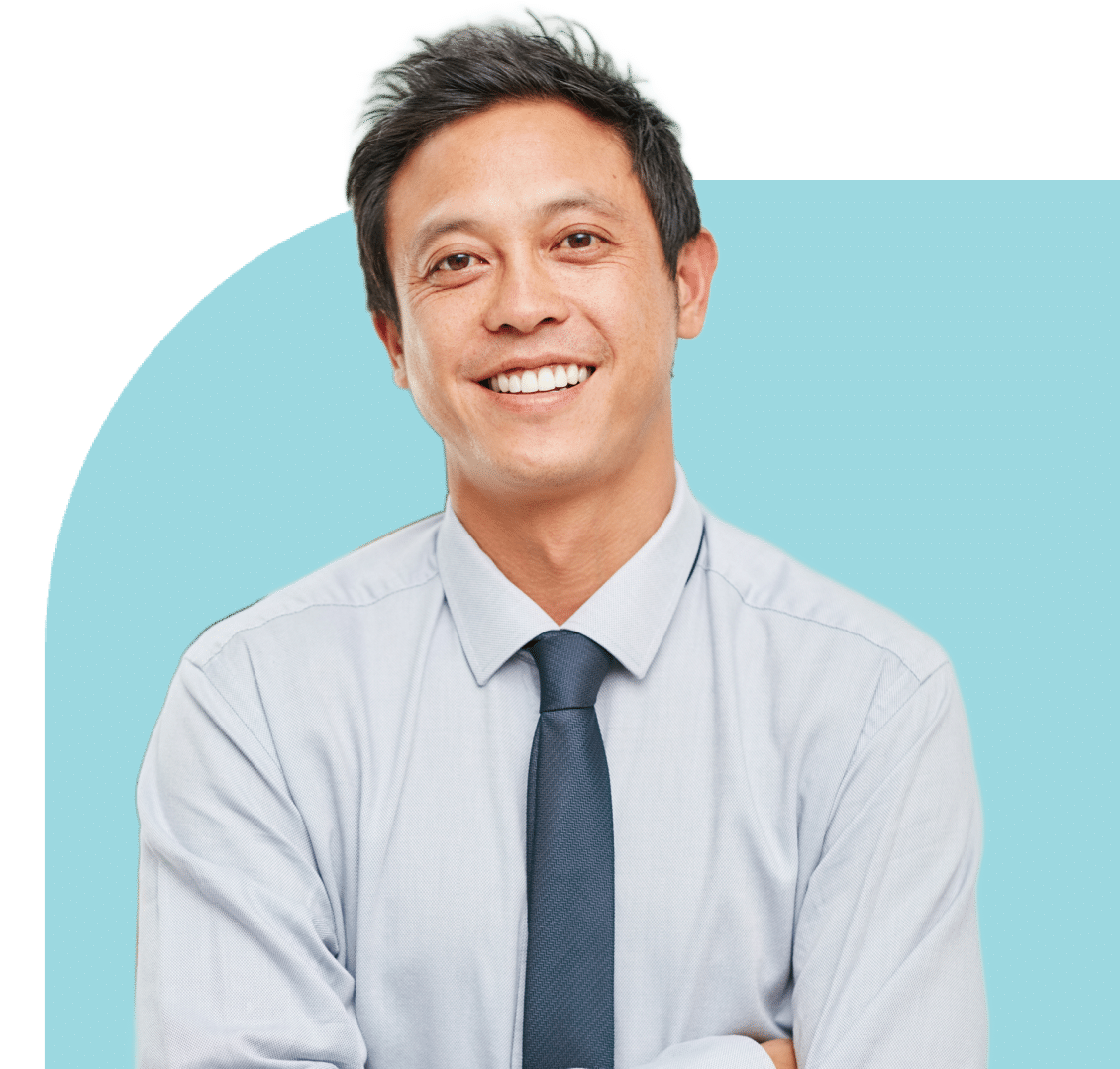 Person 12 Growth mindset & resilience: pria profesional Asia tersenyum percaya diri dengan kemeja dan dasi siap menghadapi tantangan karir