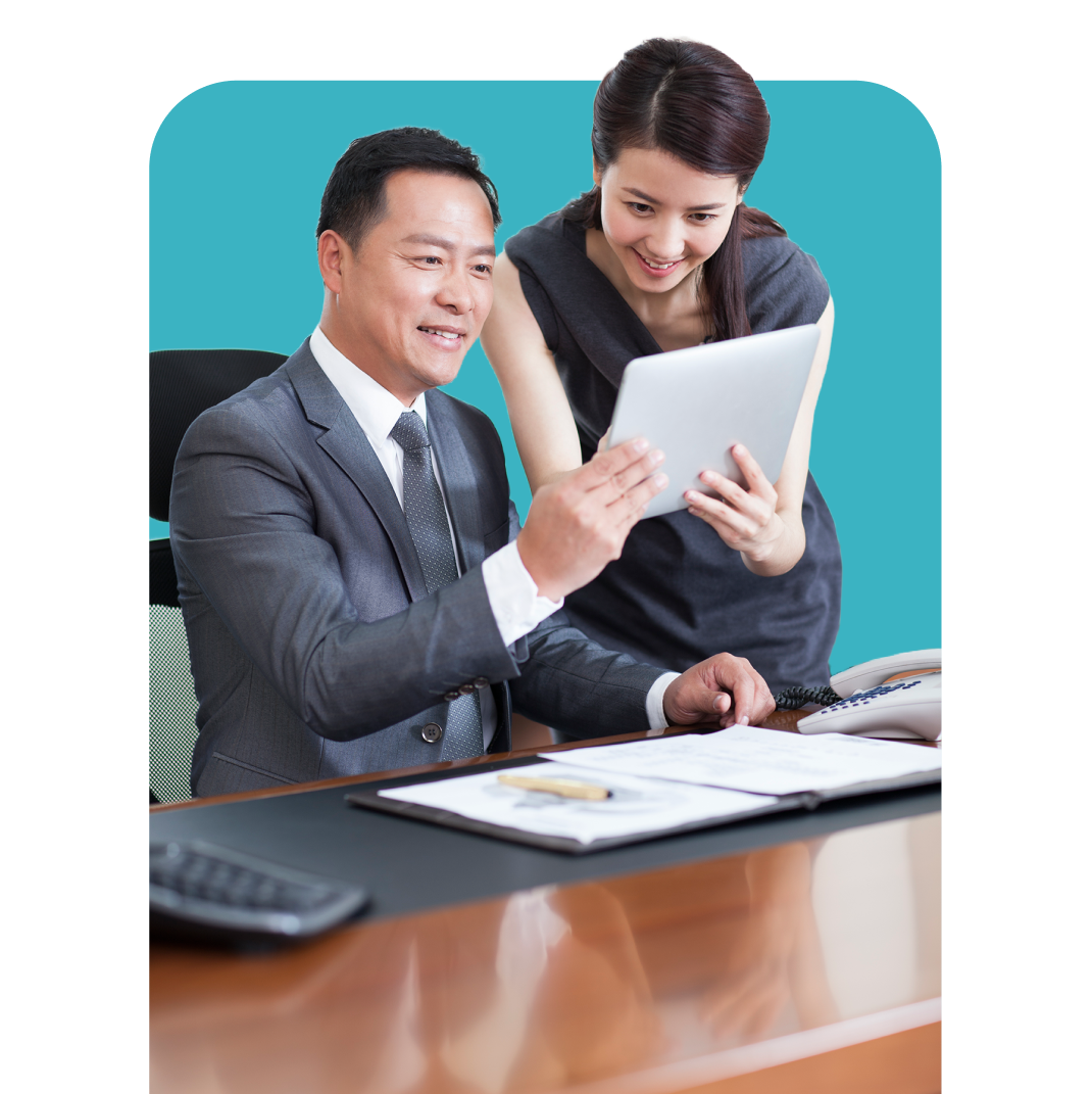 Coaching culture di kantor: manager senior membimbing staf muda dengan tablet sambil tersenyum di meja kerja profesional