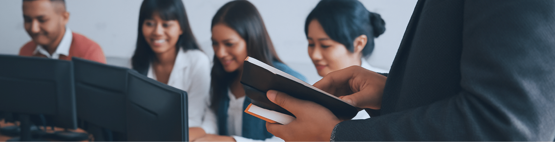 Capability training terbaik di Indonesia - trainer profesional memberikan pelatihan pengembangan kemampuan dan skill kepada tim karyawan muda yang antusias di kelas