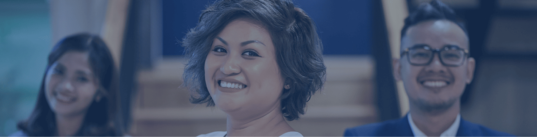 Banner Corporate Services Corporate services: tim profesional perusahaan tersenyum puas setelah menerima layanan konsultasi dan coaching berkualitas