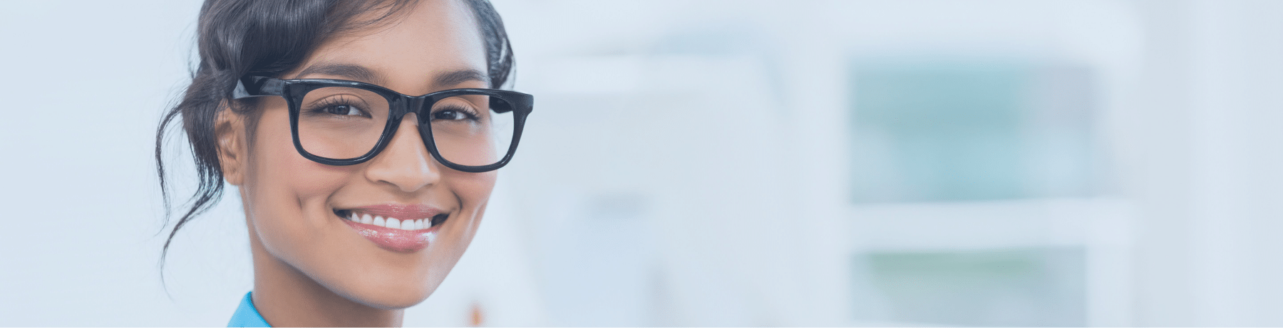Banner Emotional Intelligence Wanita profesional Indonesia dengan emotional intelligence tinggi tersenyum percaya diri memakai kacamata di kantor modern