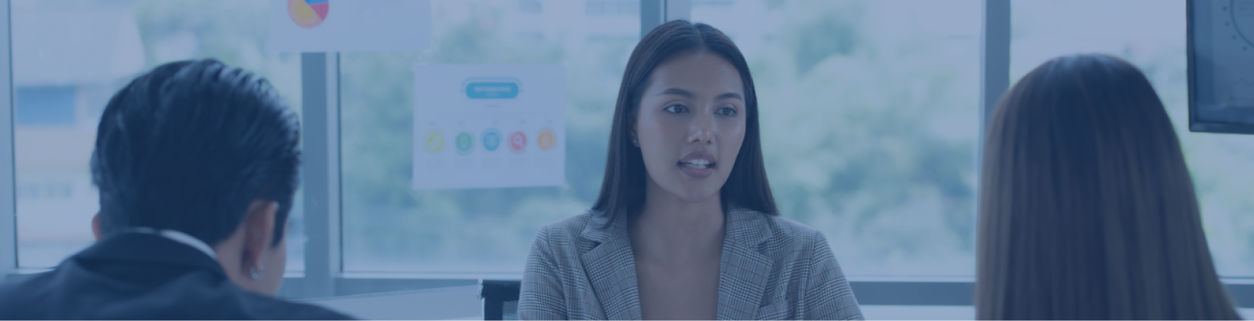 Banner Executive Coaching OLD Executive Coaching untuk C-level - wanita profesional mendapatkan mentoring intensif dari coach berpengalaman di kantor