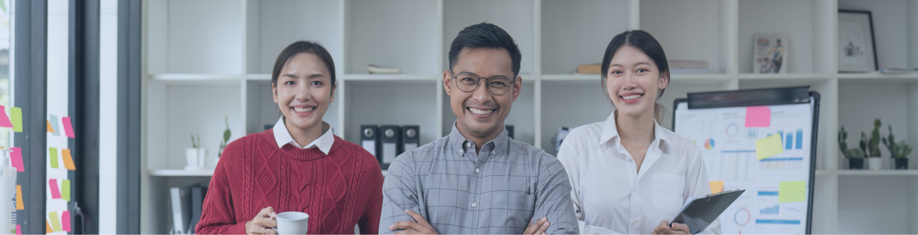 InHouse Coaching Certification terpercaya di Indonesia - tim karyawan internal tersenyum bangga setelah lulus program sertifikasi coach perusahaan sendiri
