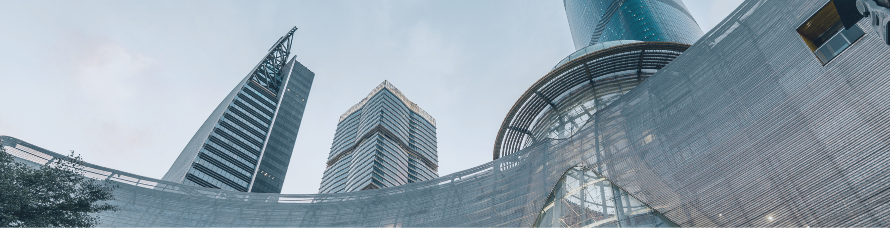 Leadership transformation di perusahaan Indonesia - gedung pencakar langit modern dan futuristik sebagai simbol perubahan besar dalam gaya kepemimpinan eksekutif