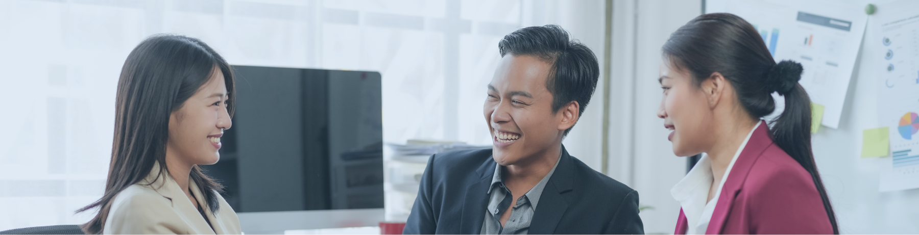 Our clients di Indonesia tersenyum bahagia dan puas hasil nyata - tim profesional muda merasakan manfaat langsung dari program executive coaching dan leadership development kami