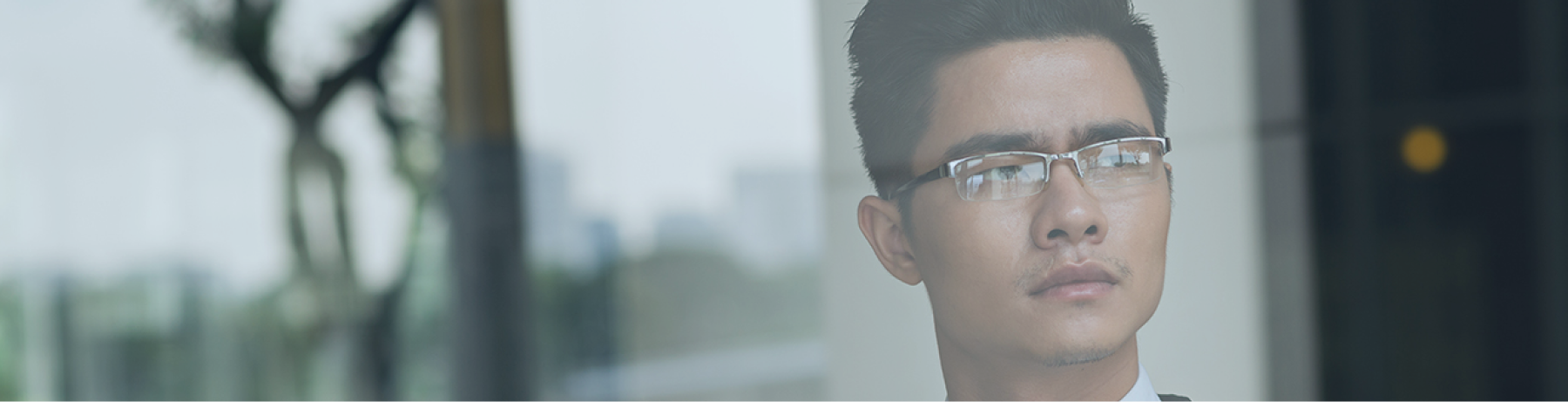 Team coaching untuk perusahaan - coach pria berkacamata memimpin sesi coaching kelompok di ruang meeting