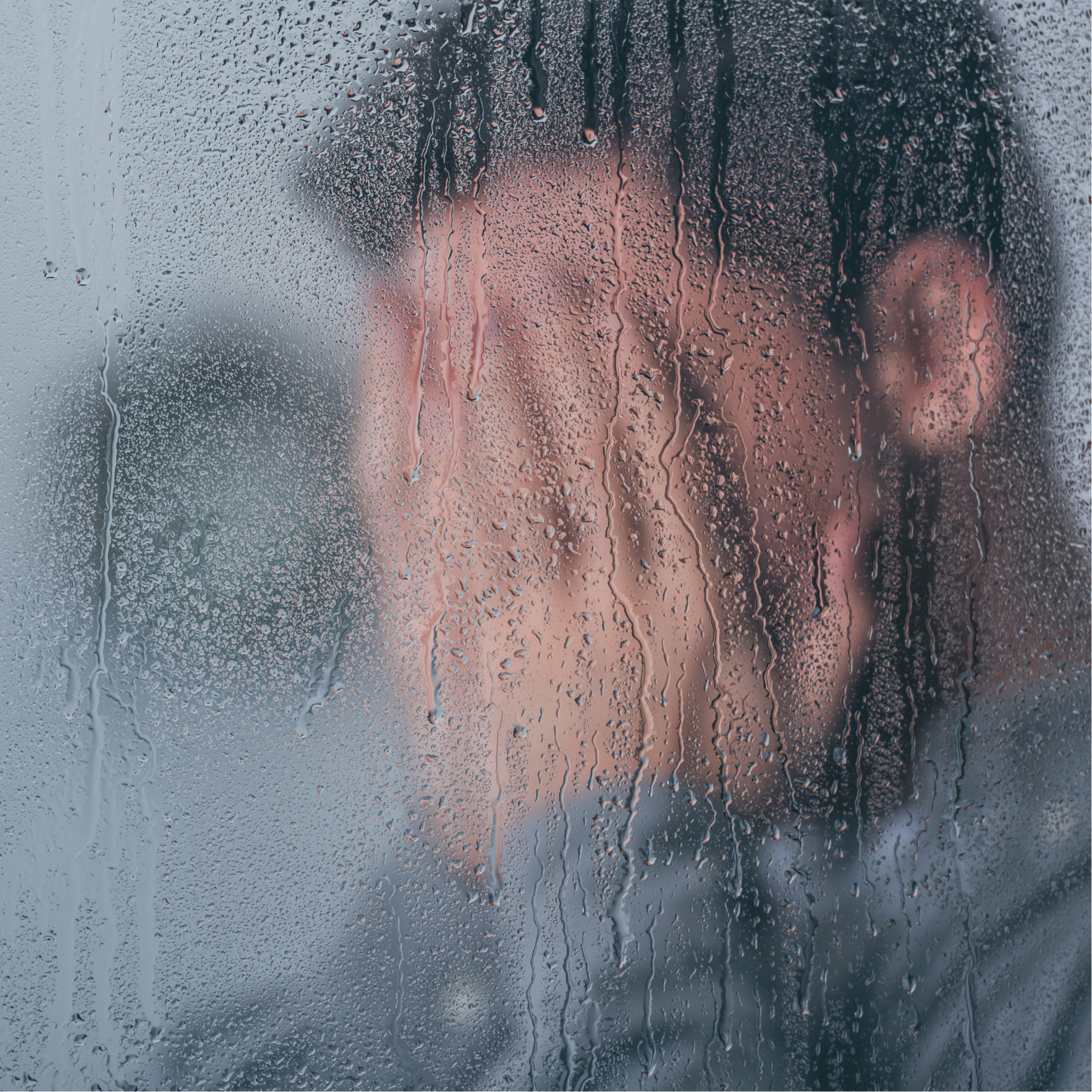 Coaching untuk Kesehatan Mental: Definisi dan Manfaat bagi karyawan Indonesia – wanita merenung di balik kaca hujan sebagai simbol proses healing dan pemulihan mental bersama coach profesional