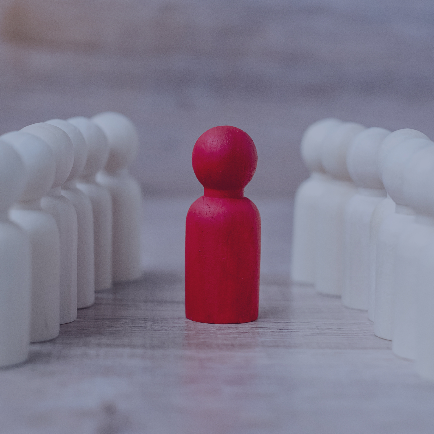 Peran Coaching dalam Meningkatkan Self-Awareness bagi profesional Indonesia – pion merah menonjol di antara pion putih sebagai metafora individu yang menemukan jati diri dan keberanian menjadi berbeda berkat coaching