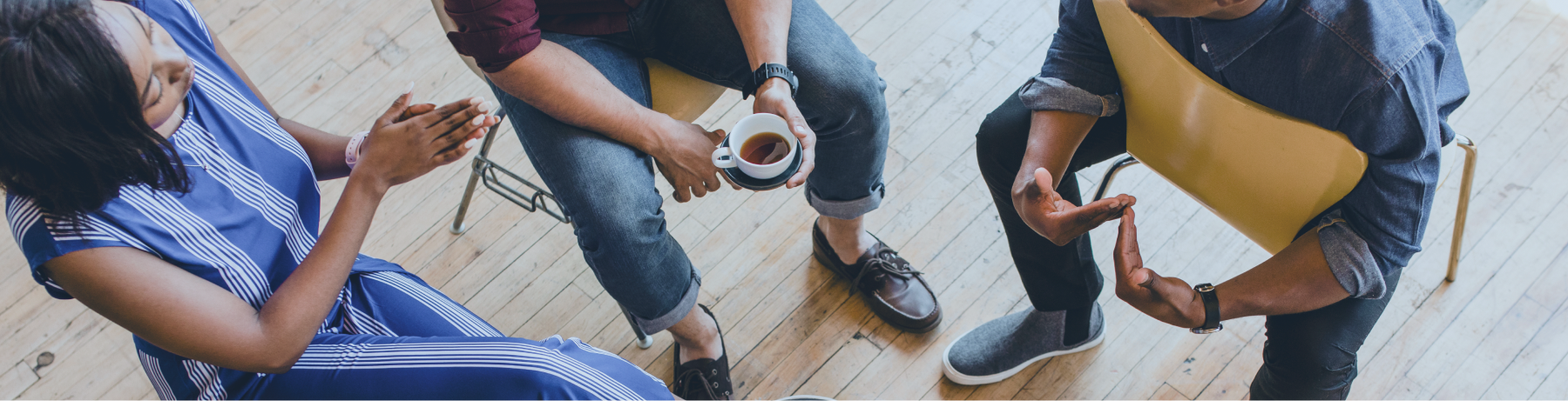 Banner Coaching Mentoring Essential Coaching and Mentoring Essential di perusahaan Indonesia - tim profesional muda duduk santai melingkar sambil minum kopi dalam sesi coaching dan mentoring esensial untuk pengembangan karir