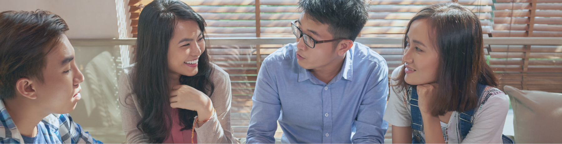 Banner Sertifikasi Coaching Professional Sertifikasi Coaching Profesional terakreditasi di Indonesia - kelompok profesional muda Asia tersenyum bahagia saat mengikuti pelatihan dan sertifikasi coaching untuk menjadi coach bersertifikat