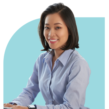 person 12 Integrated Development Program terpadu di Indonesia - wanita profesional muda tersenyum percaya diri dengan smartwatch siap mengikuti pengembangan karir dan kepemimpinan holistik