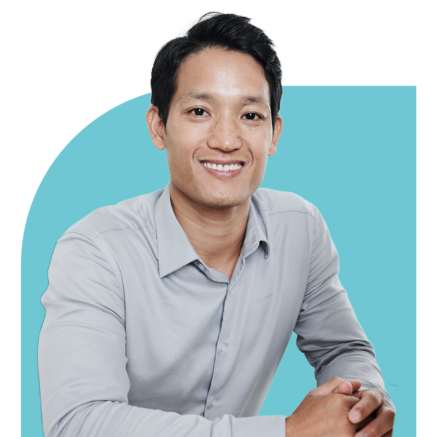 person 14 Integrated Development Program terpadu di Indonesia - pria profesional muda tersenyum percaya diri dengan tangan tergenggam siap mengikuti pengembangan karir, kepemimpinan dan kompetensi secara holistik