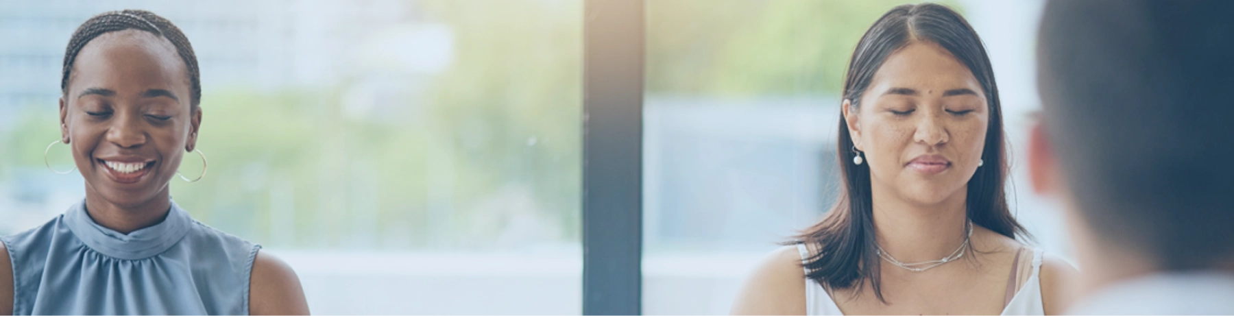 Building Mindfulness in The Workplace new Karyawan sedang meditasi bersama di kantor untuk membangun mindfulness di lingkungan kerja modern.