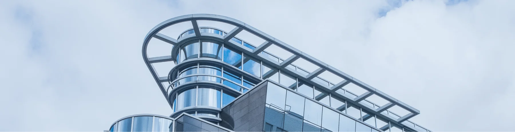 Building coaching culture: gedung perkantoran modern berarsitektur futuristik melambangkan perusahaan yang membangun budaya coaching