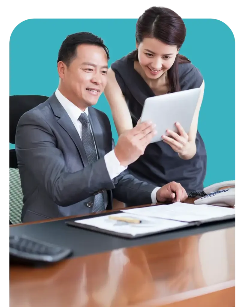 Value Proposition in Building a Coaching Culture Coaching culture di kantor: manager senior membimbing staf muda dengan tablet sambil tersenyum di meja kerja profesional