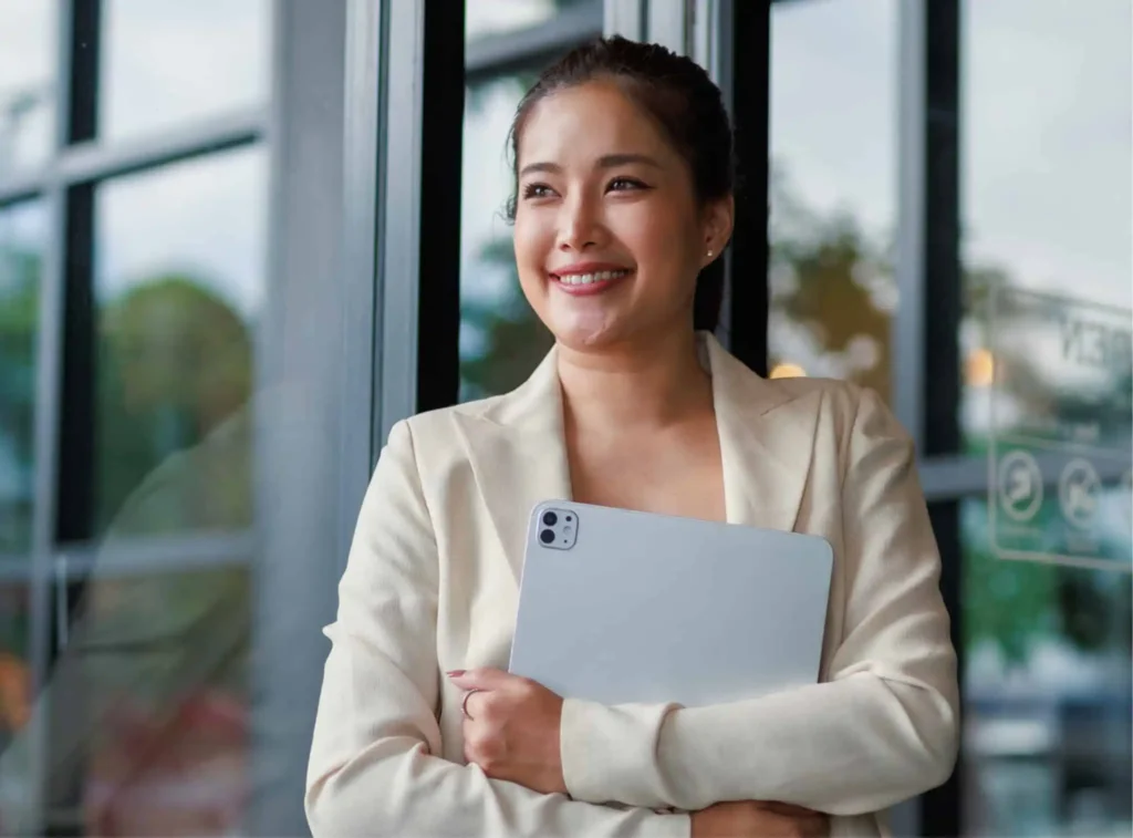 How We Do It – Coaching Process with Visecoach Profesional wanita menggunakan Visecoach dalam proses coaching berbasis AI untuk pengembangan karyawan.