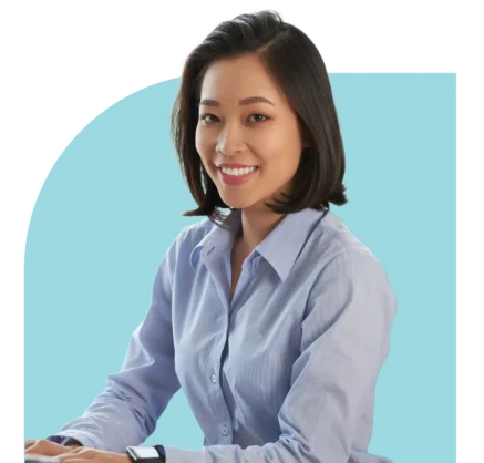 Leadership Mastery Lab Integrated Development Program terpadu di Indonesia - wanita profesional muda tersenyum percaya diri dengan smartwatch siap mengikuti pengembangan karir dan kepemimpinan holistik