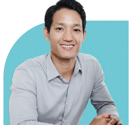 Self-Mastery Program Integrated Development Program terpadu di Indonesia - pria profesional muda tersenyum percaya diri dengan tangan tergenggam siap mengikuti pengembangan karir, kepemimpinan dan kompetensi secara holistik