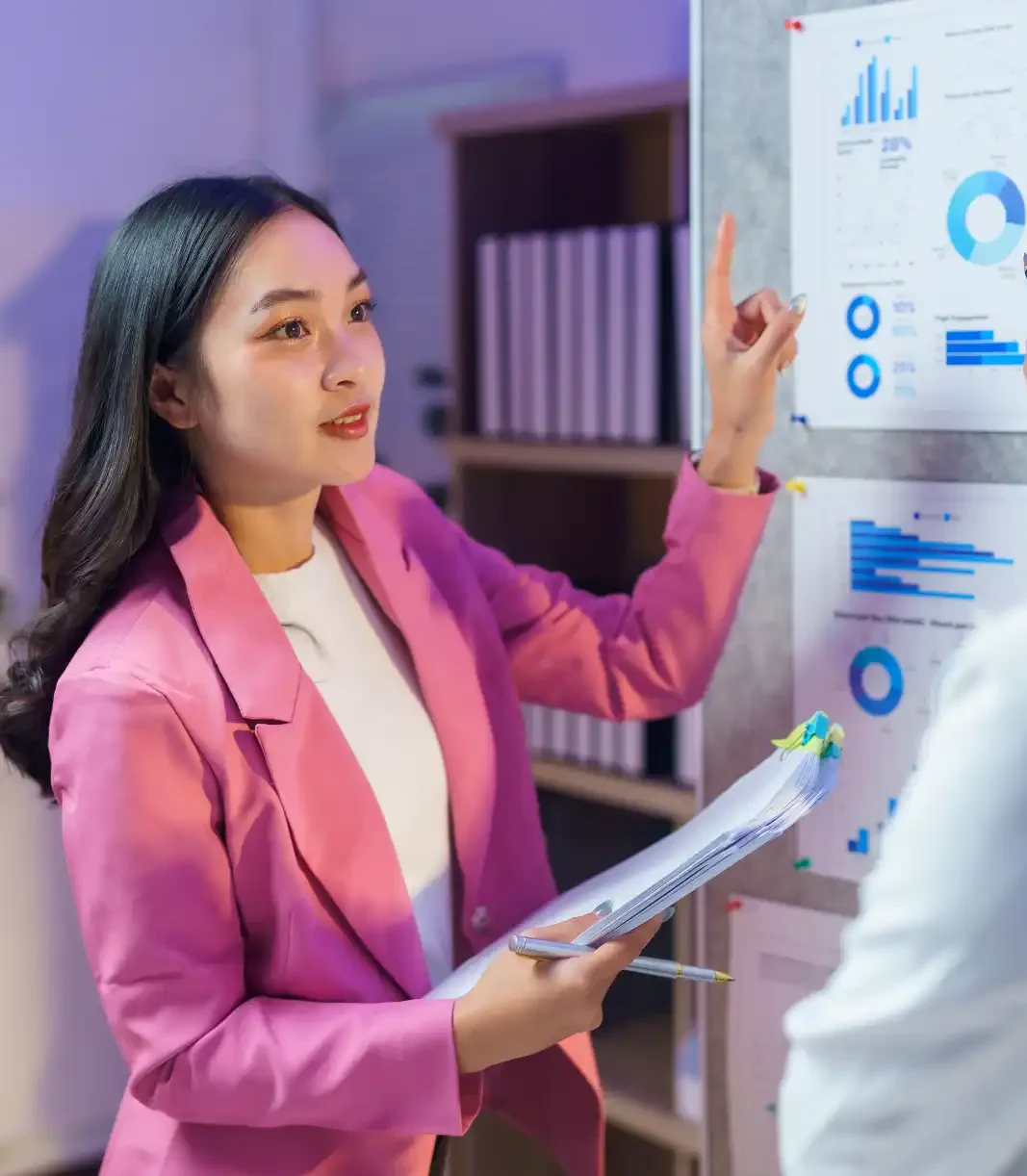 personlow Seorang coach wanita menjelaskan grafik dalam sesi internal coaching certification untuk pengembangan keterampilan kepemimpinan.