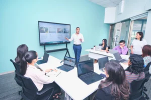 foto sekelompok karyawan di perusahaan sedang melakukan in house training